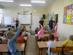 Policjantki rozmawiają z dziećmi w szkole nt. bezpiecznej drogi do szkoły