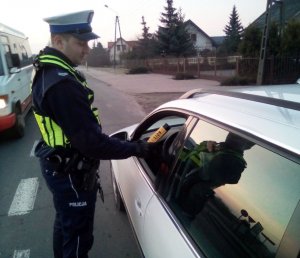 Policjant sprawdza stan trzeźwości kierującego samochodem