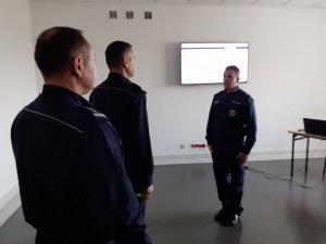 Policjant składa meldunek Komendantowi Wojewódzkiemu Policji w Bydgoszczy przed odprawą roczną