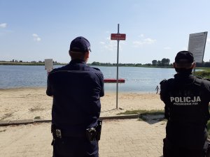 Policjanci sprawdzają kąpielisko w Ostrowąsie