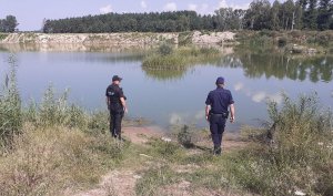 Policjanci kontrolują dzikie kąpieliski
