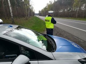 policjant sprawdza prędkość na drodze